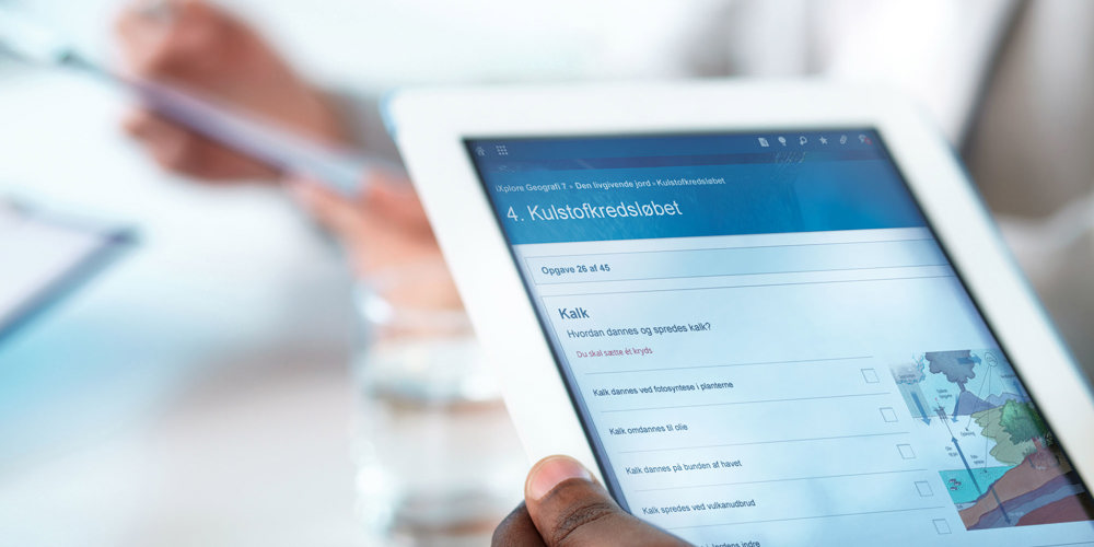 To der sidder og kigger på hver deres Ipad.